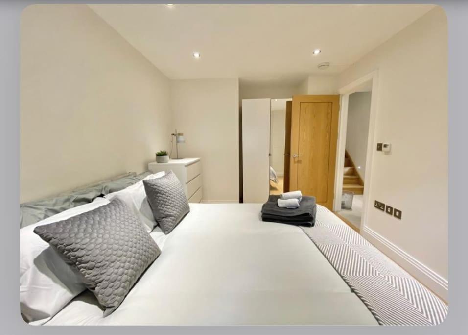 Luxury 4-Bed Apartment With Balcony & Garden, Near Emirates Stadium, 15 Mins To Central Londen Buitenkant foto