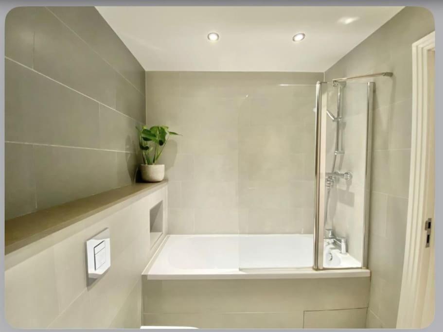 Luxury 4-Bed Apartment With Balcony & Garden, Near Emirates Stadium, 15 Mins To Central Londen Buitenkant foto