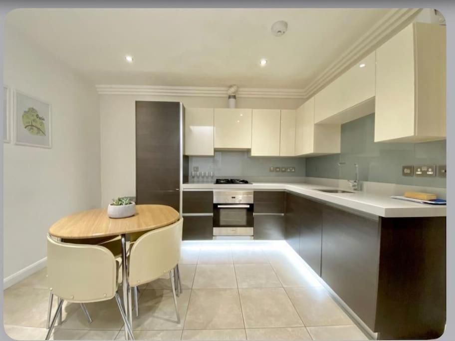 Luxury 4-Bed Apartment With Balcony & Garden, Near Emirates Stadium, 15 Mins To Central Londen Buitenkant foto