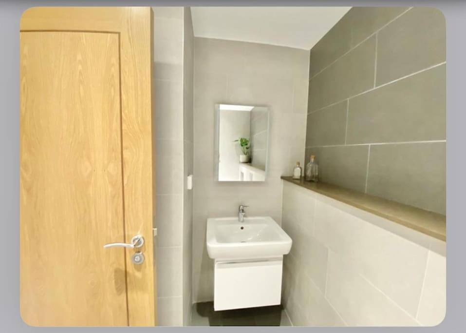 Luxury 4-Bed Apartment With Balcony & Garden, Near Emirates Stadium, 15 Mins To Central Londen Buitenkant foto
