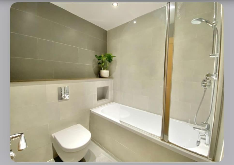 Luxury 4-Bed Apartment With Balcony & Garden, Near Emirates Stadium, 15 Mins To Central Londen Buitenkant foto