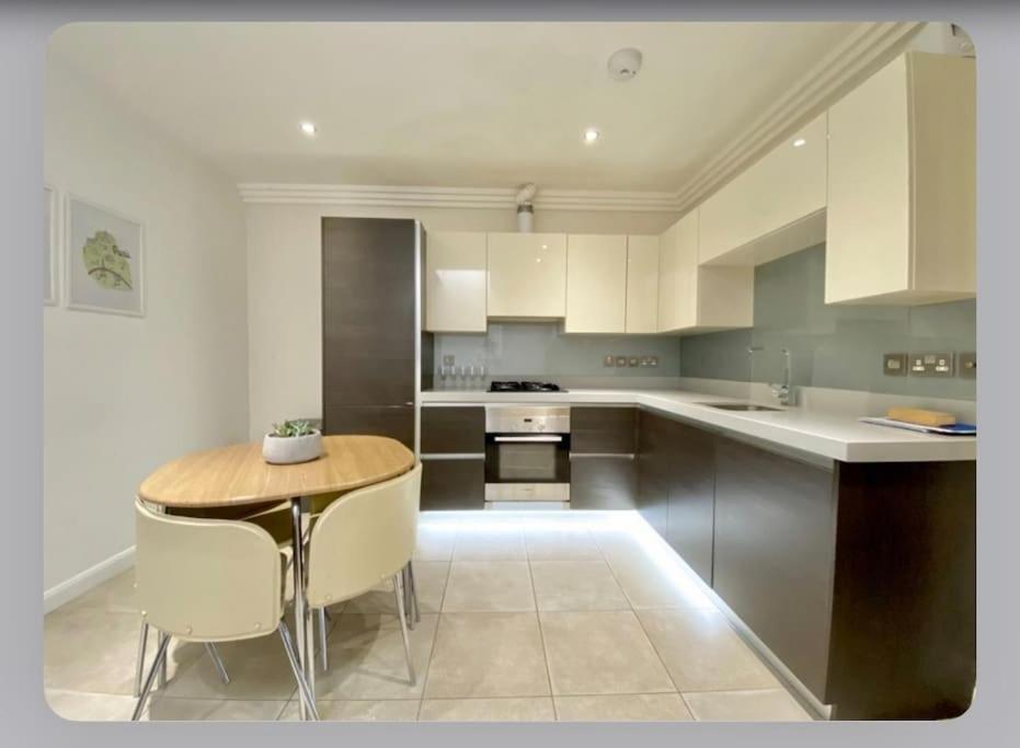 Luxury 4-Bed Apartment With Balcony & Garden, Near Emirates Stadium, 15 Mins To Central Londen Buitenkant foto