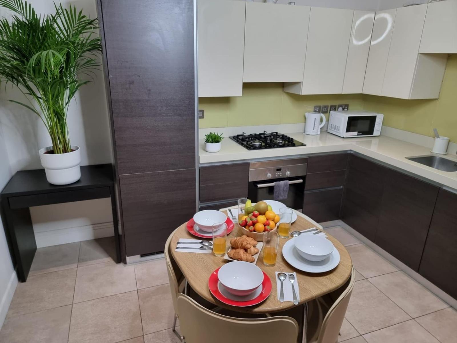 Luxury 4-Bed Apartment With Balcony & Garden, Near Emirates Stadium, 15 Mins To Central Londen Buitenkant foto